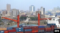 Un barco cargado de contenedores entra en la bahía de La Habana.